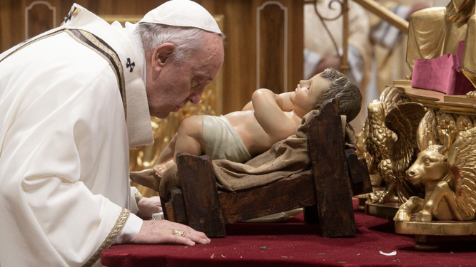 El Papa besa al Niño Jesús