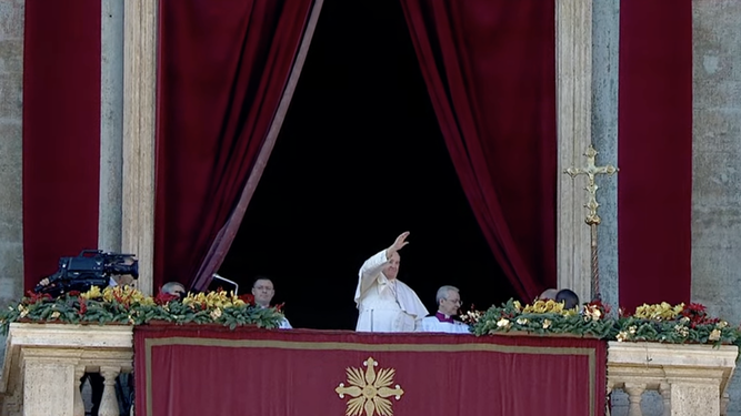 El Papa saluda a los fieles desde el balcón central
