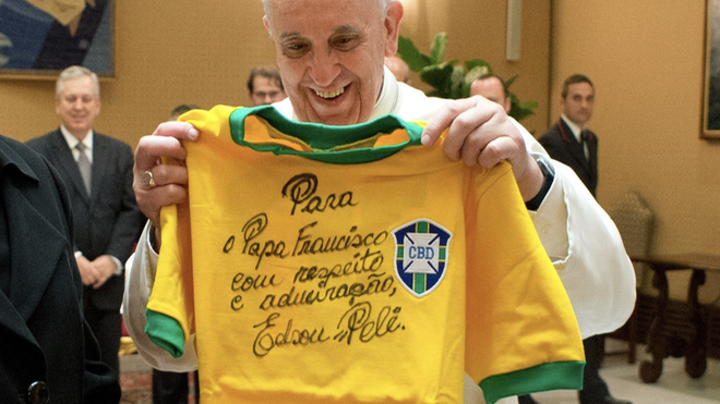 Francisco con una camisa dedicada del futbolista