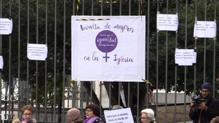 Mujer en la Iglesia