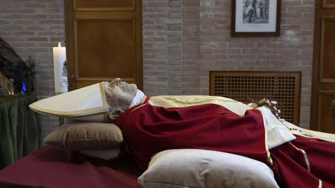 Benedicto XVI yacente