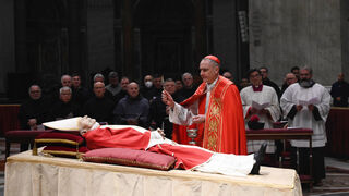 Los restos mortales de Benedicto XVI, en el altar central de la Basílica de San Pedro