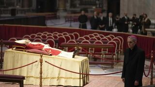 Gänswein, junto al féretro de Benedicto XVI