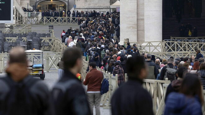Colas de gente despidiendo a Benedicto XVI
