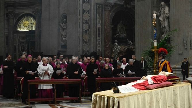 Capilla ardiente de Benedicto XVI, en la basílica de San Pedro