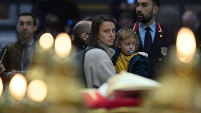 Desfile de personas ante el cuerpo de Benedicto XVI
