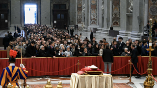 Riada de fieles para despedirse del Papa emérito