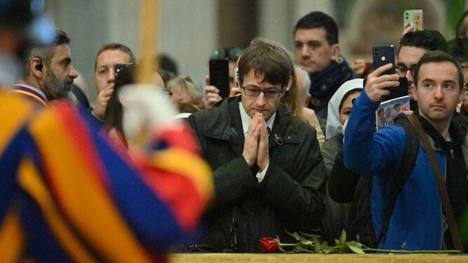 Los fieles rezan ante el ataud del Papa emérito