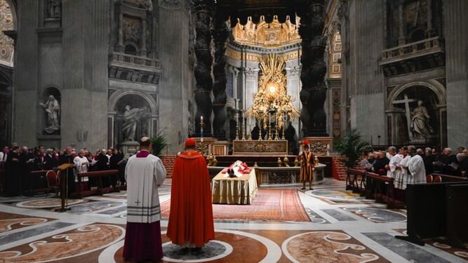 Los restos mortales de Benedicto XVI en San Pedro