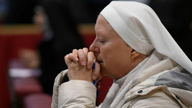 Una religiosa ora ante los restos de Benedicto XVI