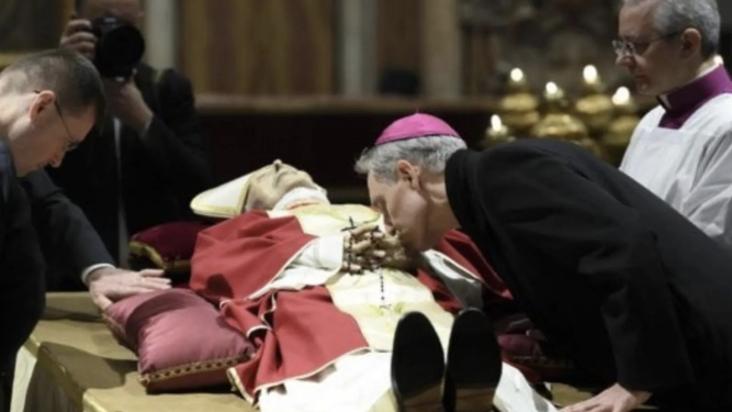 Georg Gänswein besa las manos del fallecido Benedicto