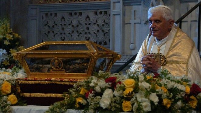 Benedicto XVI ante las reliquias de san Agustín