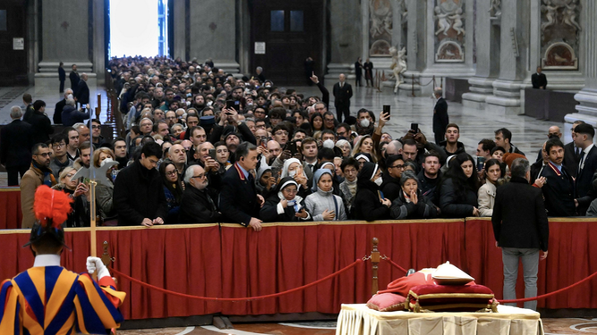 Largas colas para entrar en la capilla ardiente de Benedicto