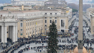 Colas en la plaza de San Pedro para despedir a Benedicto XVI