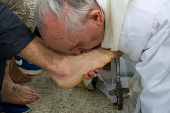 El Papa y Ganswein bromean con los niños que se sentaron e… _ Flickr