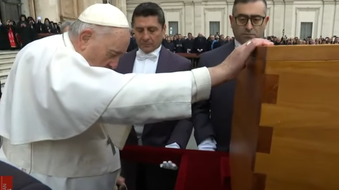 Francisco se despide de Benedicto XVI