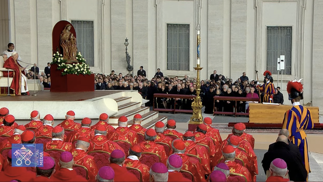 Francisco, ante el féretro de Benedicto XVI