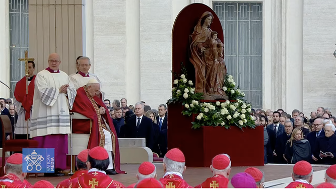 Francisco preside el funeral de Benedicto XVI