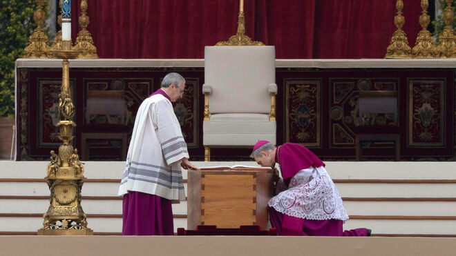 Gänswein besa el féretro con los restos de Benedicto XVI