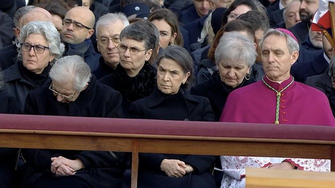 Gänswein, secretario de Benedicto XVI, durante las exequias