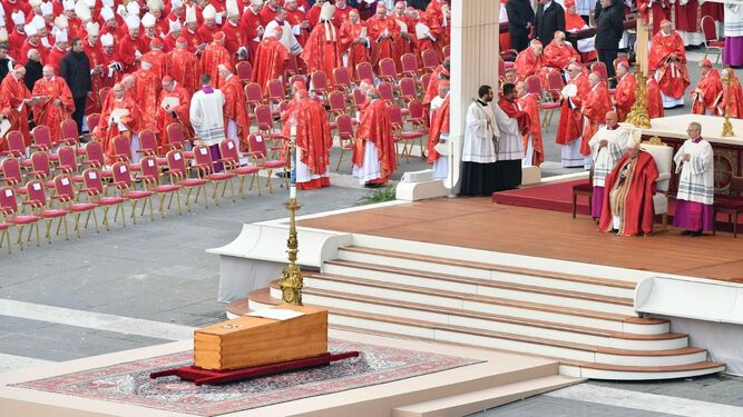 El ataúd de Benedicto XVI