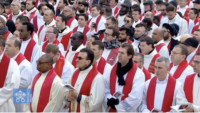 Un grupo de sacerdotes en el funeral