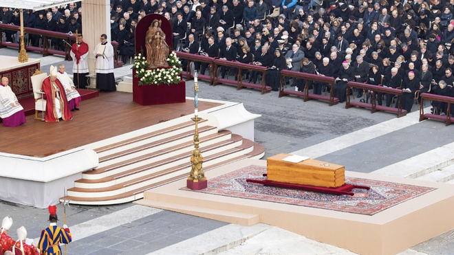 El Papa y el féretro de Benedicto