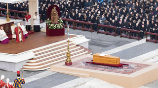 El Papa y el féretro de Benedicto