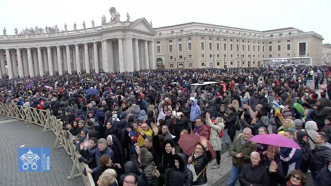 Fieles en la Plaza de San Pedro para escuchar el ángelus del Papa