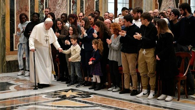 El Papa Francisco, caminando con un niño