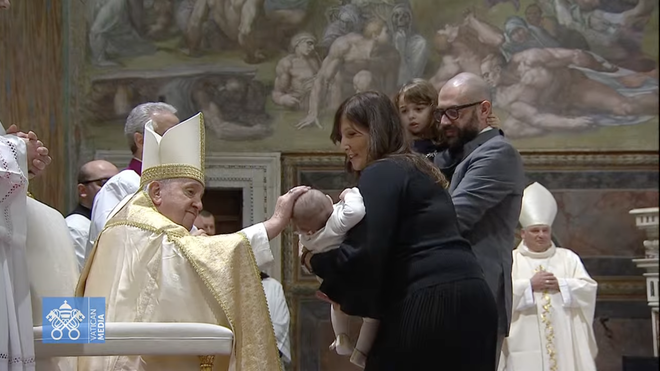 El Papa hace la señal de la cruz al bebé