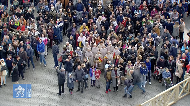 Los fieles escuchan al Papa durante el ángelus