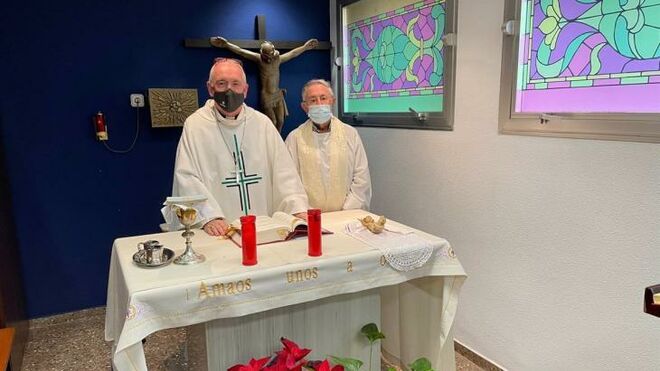 Ángel Pérez y el capellán del Hospital de Barbastro