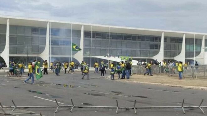 Ataques de bolsonaristas radicales