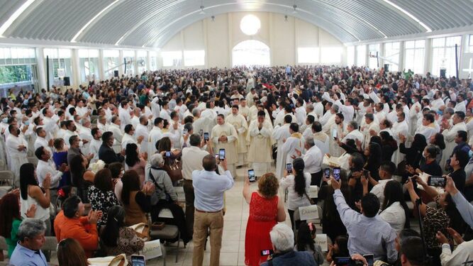 Los neuvos sacerdotes, con el pueblo de Xalapa