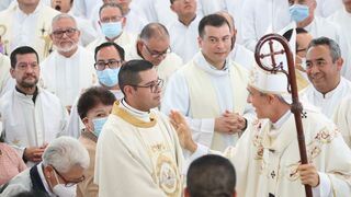 Patrón Wong ordena diez nuevos sacerdotes en Xalapa