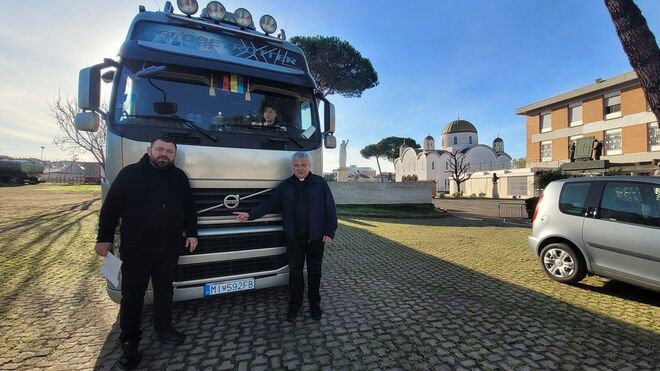 Krajewski vuelve a subirse al camión para llevar la solidaridad papal a Zaporiyia