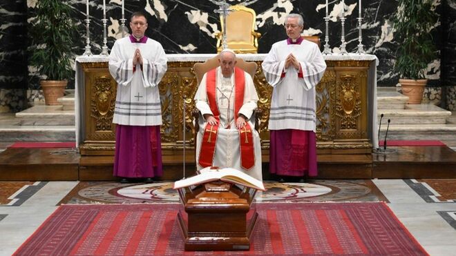 Francisco, junto al féretro de Pell