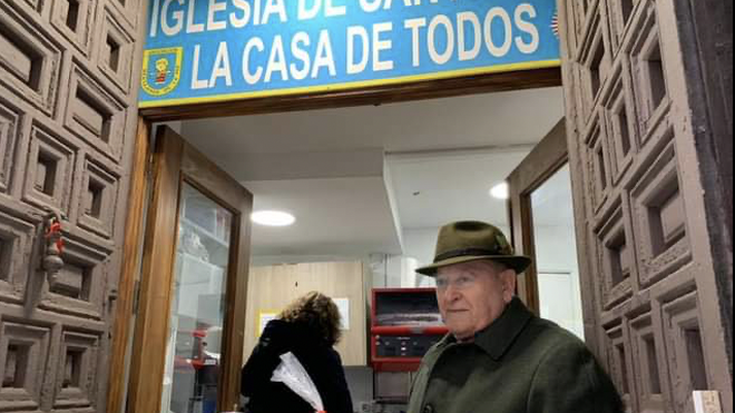 Voluntarios vendiendo los panecillos