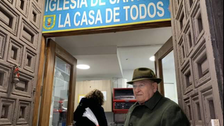 Voluntarios vendiendo los panecillos