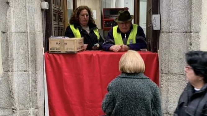 A las puertas de San Antón, vendiendo panecillos para ayudar a los más necesitados