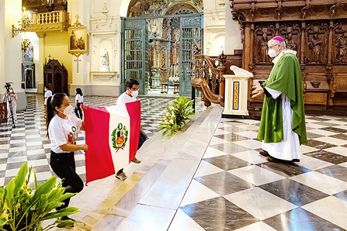 Fieles en Perú