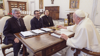 El Papa con Calvera, Fariñas y el cardenal Ayuso