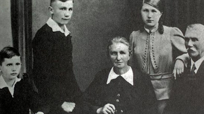 Joseph, a la izquierda, junto a sus padres y hermanos.