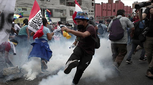 Manifestantes huyen de gas lacrimógeno