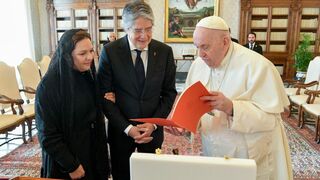 Guillermo Lasso y su esposa, en la audiencia con el Papa