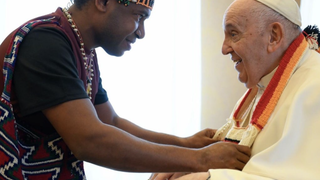 Un estudiante del Pontificio Colegio Urbano saluda al Papa