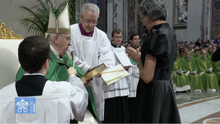 Francisco confiere el ministerio del lectorado a una mujer.
