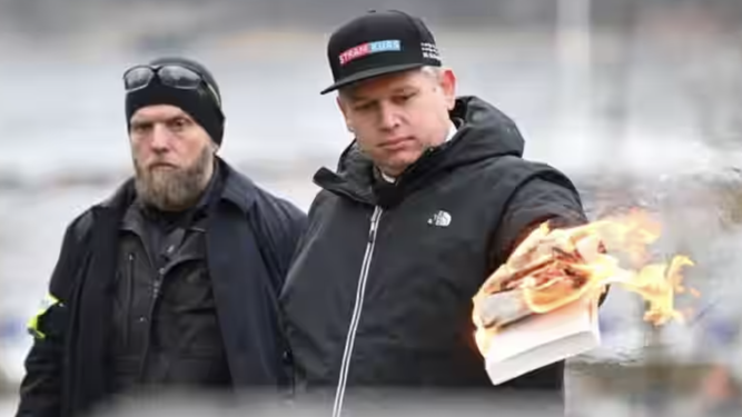 Rasmus Paludan quema un ejemplar del Corán