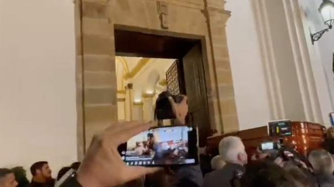 Entrada del féretro en la iglesia de La Palma
